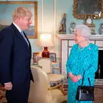 Boris Johnson junto a la reina Isabel II en una Audiencia /Efe