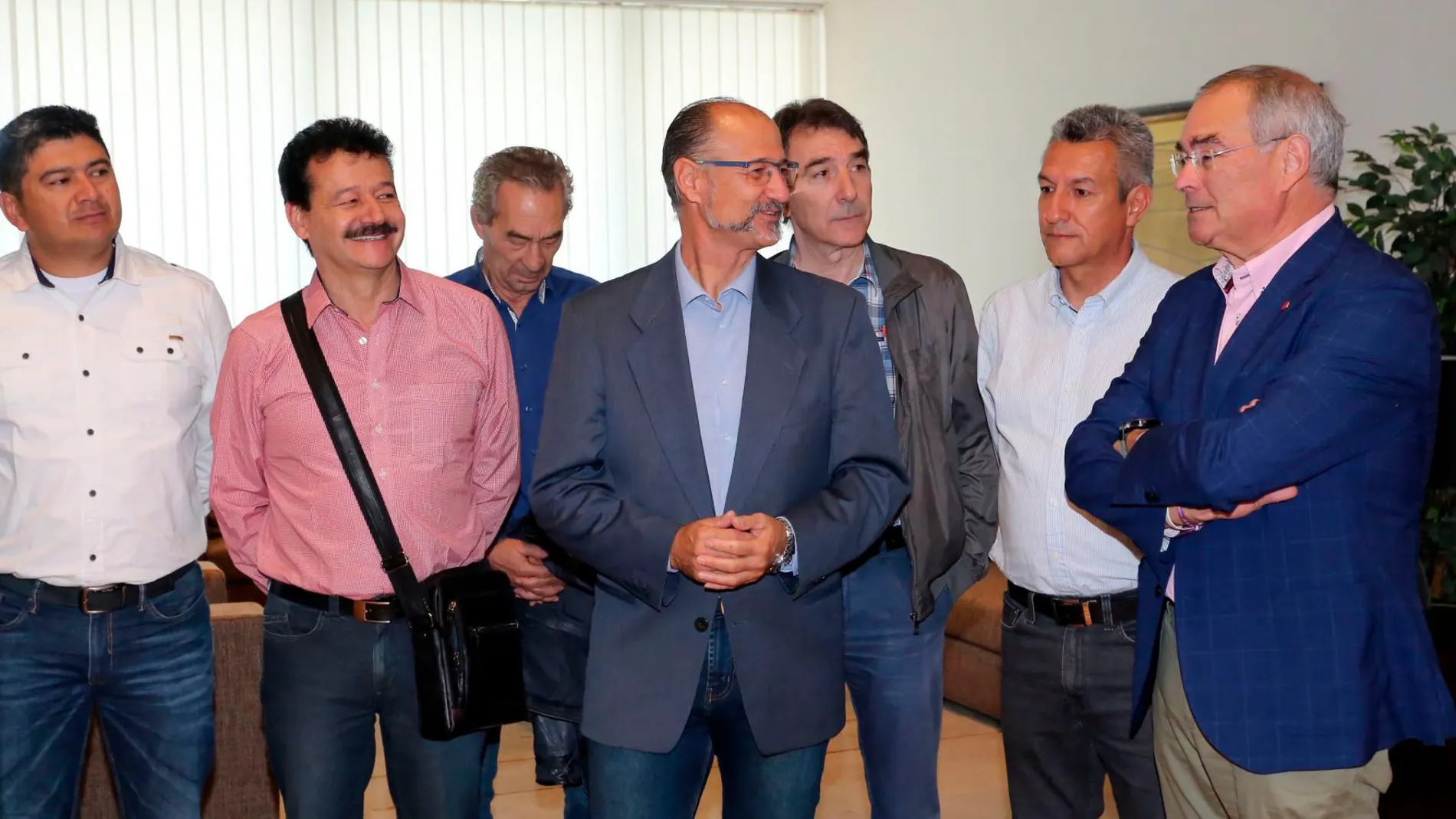 Foto de familia del presidente del Parlamento autonómico, Luis Fuentes, con Ángel Hernández, Evelio Angulo y la delegación sindical colombiana que visitaba las Cortes