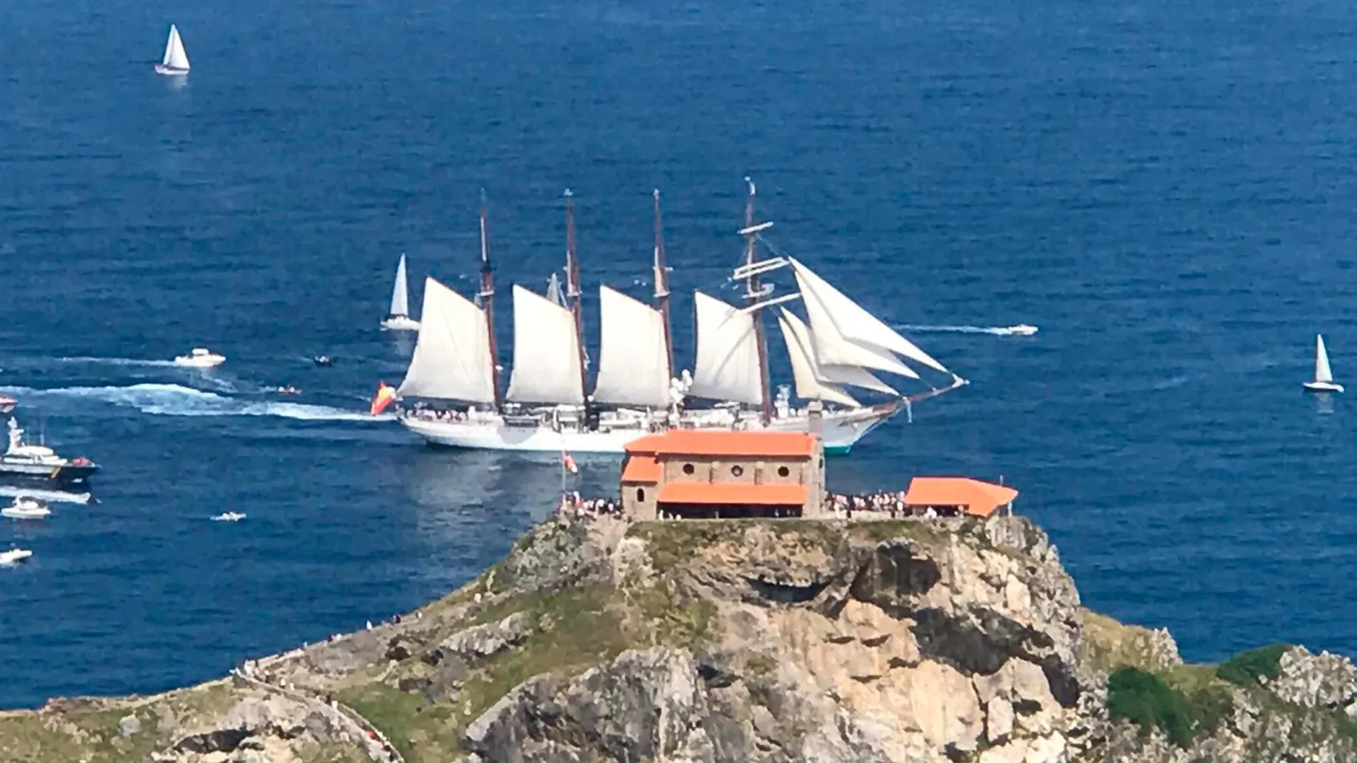 Imagen del buque escuela a su llegada a la costa vasca.
