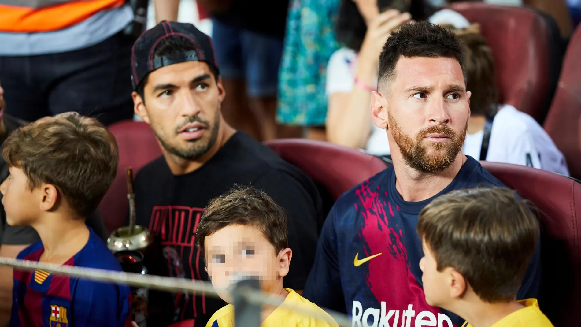 Messi y Luis Suárez con sus hijos en el Camp Nou
