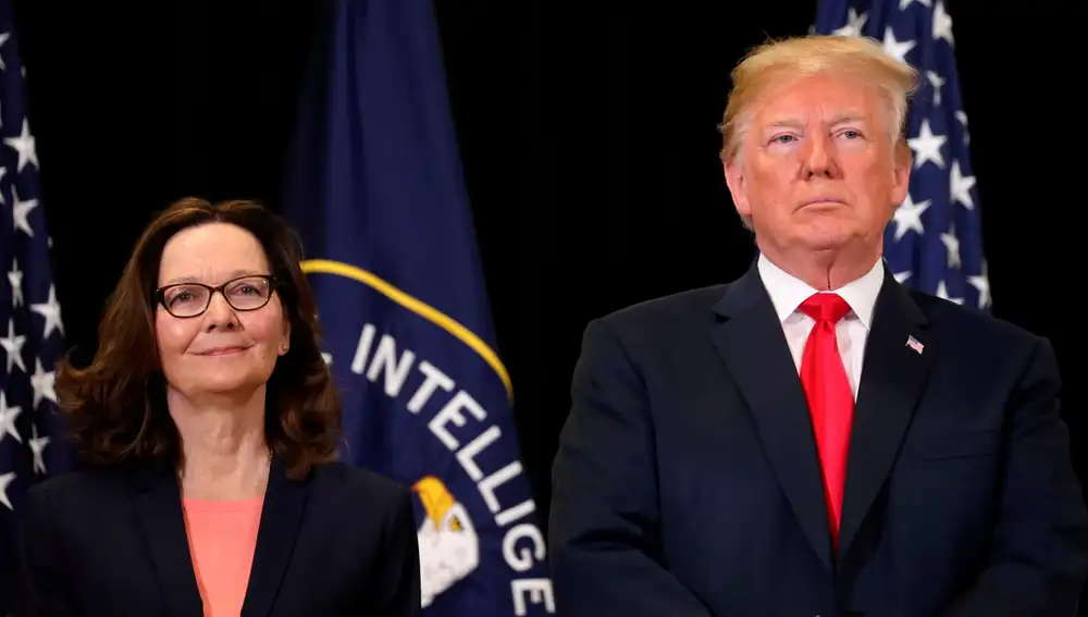 Donald Trump junto a la nueva directora de la CIA, Gina Haspel, en los cuarteles de Langley/Reuters