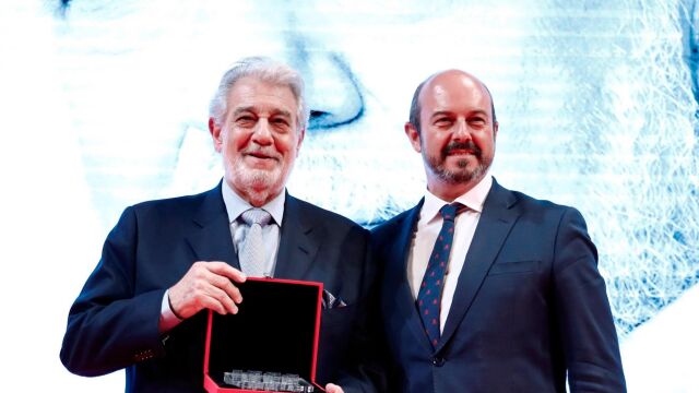 El intérprete Plácido Domingo (i) recibe el 'Premio Excelente de España' de la mano del presidente de la Comunidad de Madrid en funciones, Pedro Rollán (d), en el Teatro de la Zarzuela este lunes con motivo de la celebración del X Congreso Internacional de Excelencia organizado por la Comunidad de Madrid.