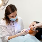 Consulta odontológica en un centro de Quirónsalud / La Razón