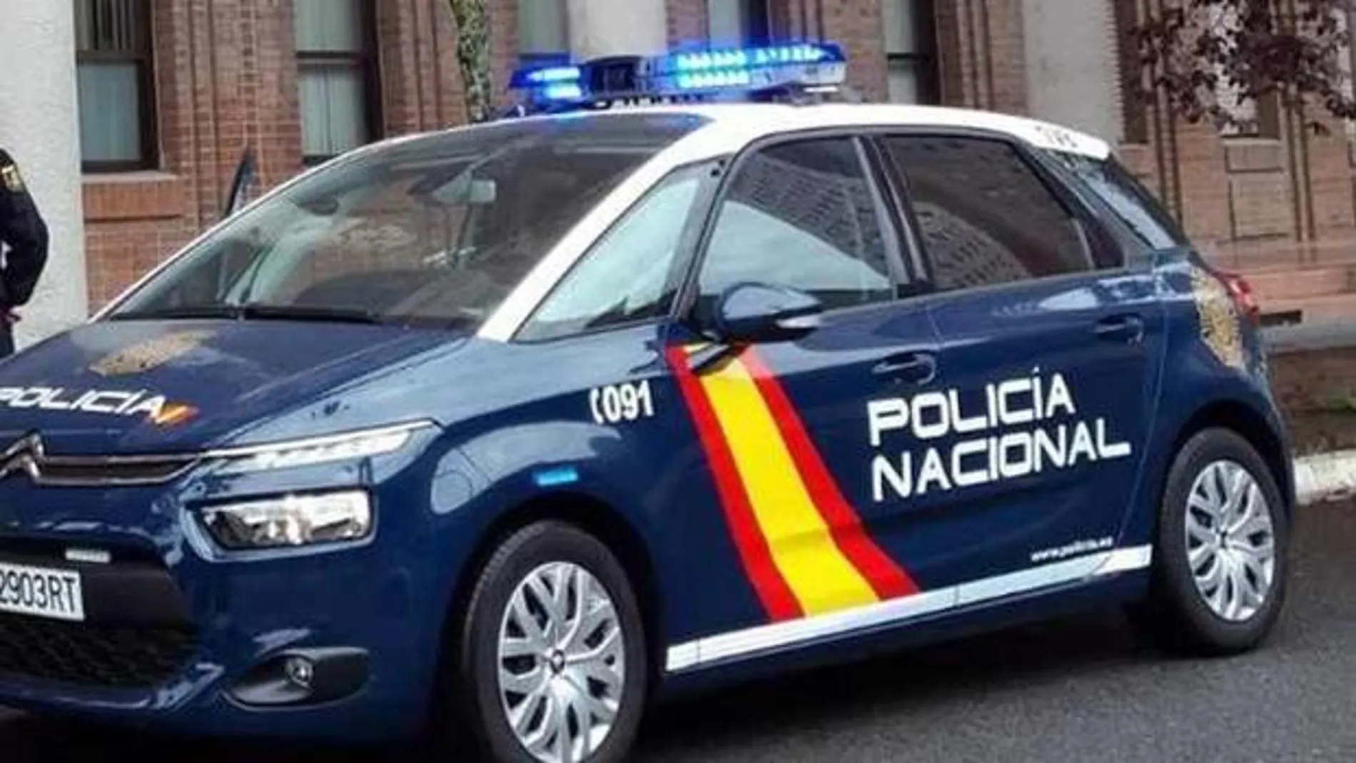 Un coche patrulla prestando servicio de seguridad ciudadana