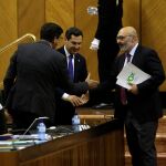 Alejandro Hernández saluda a Juan Marín y a Juanma Moreno en el Parlamento, tras aprobarse las cuentas de este ejercicio / Foto: Manuel Olmedo