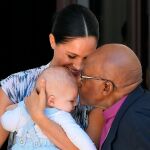 El arzobispo Desmond Tutu besa al pequeño Archie a su llegada a la Fundación