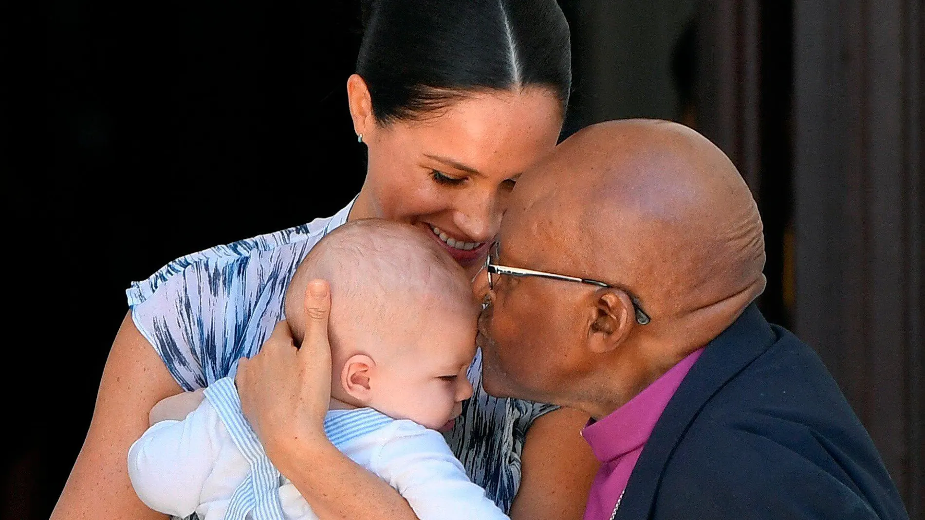 El arzobispo Desmond Tutu besa al pequeño Archie a su llegada a la Fundación