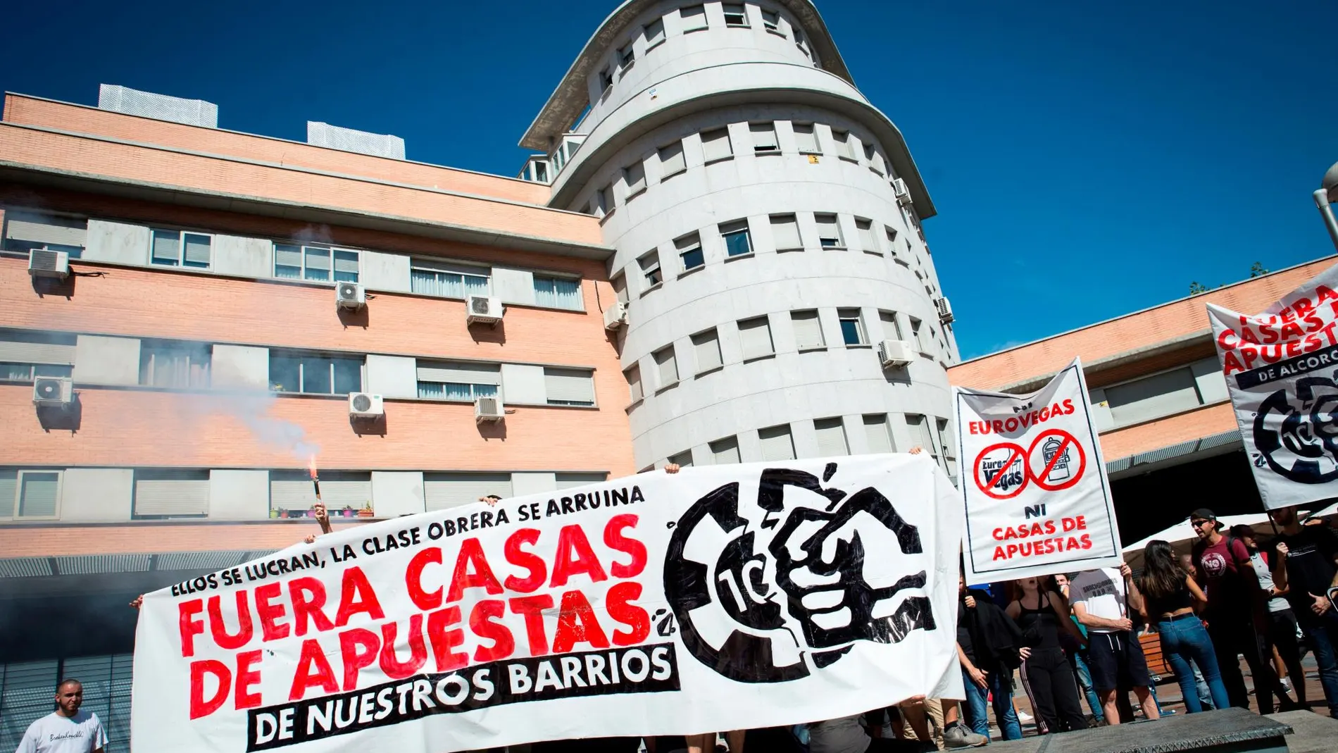 Cientos de personas participan este domingo en Madrid en una manifestación para denunciar la proliferación de las casas de juego y apuestas