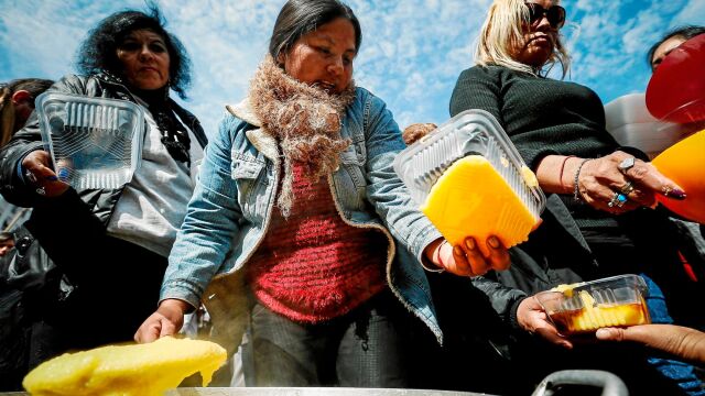 Varias mujeres reparten comida durante una manifestación contra la política económica de Mauricio Macri en Buenos Aires el pasado jueves / Efe