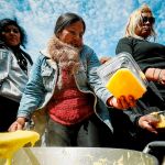 Varias mujeres reparten comida durante una manifestación contra la política económica de Mauricio Macri en Buenos Aires el pasado jueves / Efe