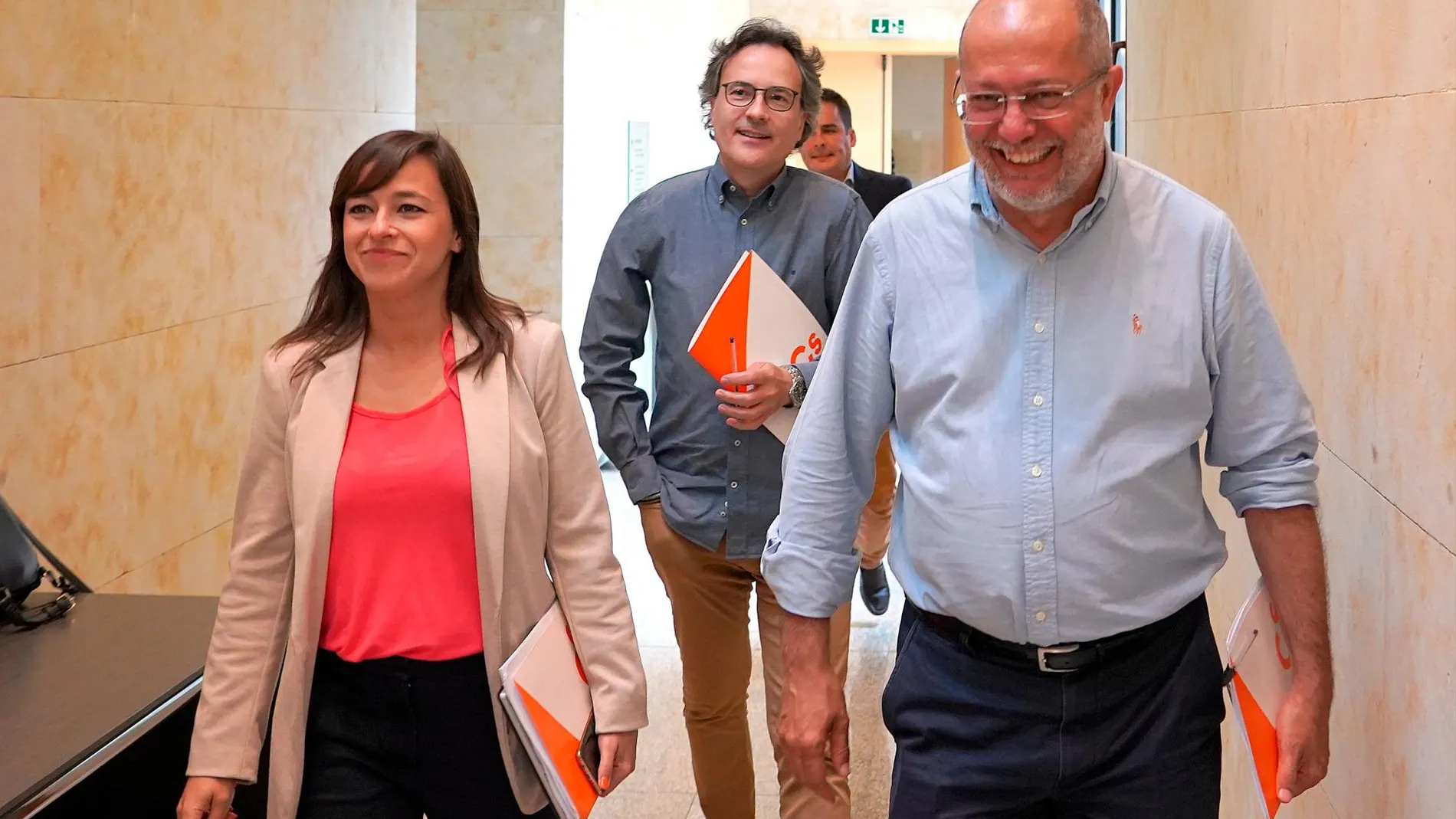 Igea, Gemma Villarroel y Miguel Ángel González, antes de reunirse con los miembros del equipo negociador del PP
