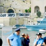 Un acuerdo a cuatro bandas Pancartas de una ONG a favor de los migrantes en el puerto de Birgu, en Malta, donde se celebró ayer la cumbre migratoria auspiciada por Italia