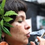 Los jóvenes que usaban cannabis con frecuencia y también fumaban cigarrillos o usaban cigarrillos electrónicos tenían tres veces más probabilidades de sufrir un derrame cerebral en comparación con los no consumidores