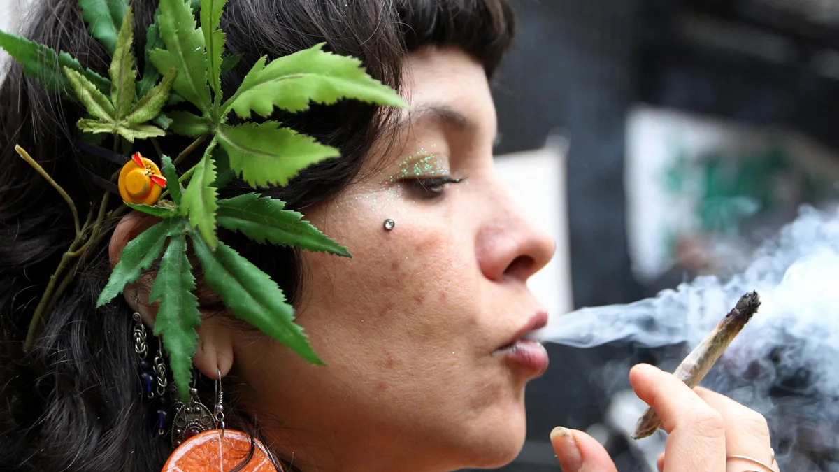 El partido de Mónica García avala el consumo de cannabis en plena guerra antitabaco