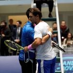 Novak Djokovic y Rafa Nadal se saludan en octubre en el Barys Arena de Nur-Sultán, tras jugar con niños durante la inauguración del nuevo centro de tenis en la capital kazaja.