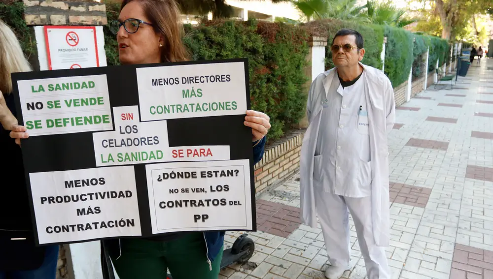 El sindicato CCOO durante una concentración por los recortes de personal. En la entrada del Hospital Materno Infantil en Málaga (España) a 24 de octubre del 2019Álex Zea / Europa Press24/10/2019