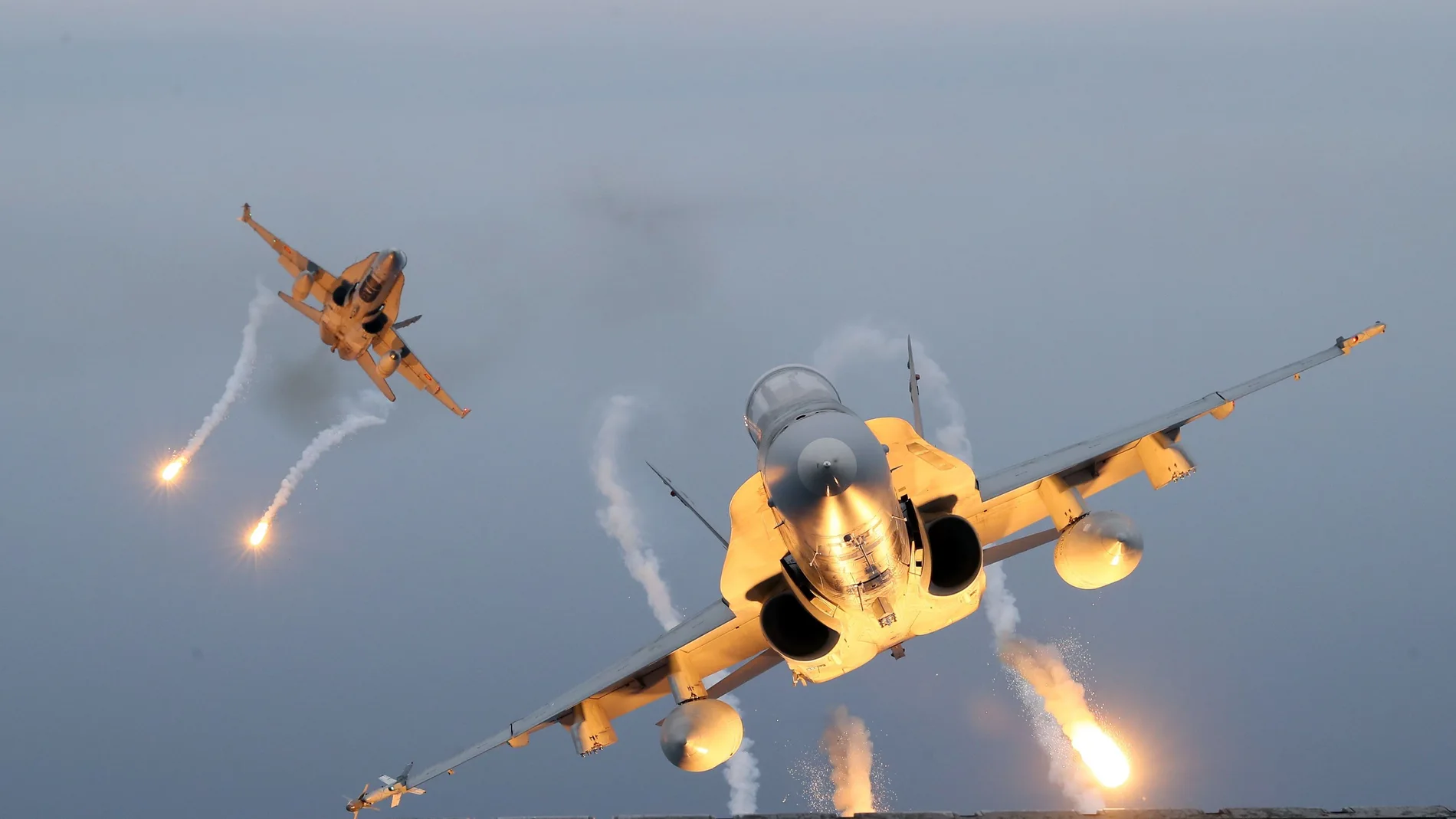 Dos cazas F-18 del Ala 46 con base en Gando durante las maniobras Ocean Sky