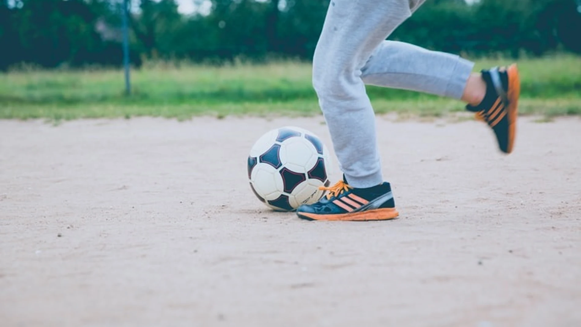 Podólogos advierten de que algunas prácticas deportivas pueden poner en riesgo los pies y la salud de los niños