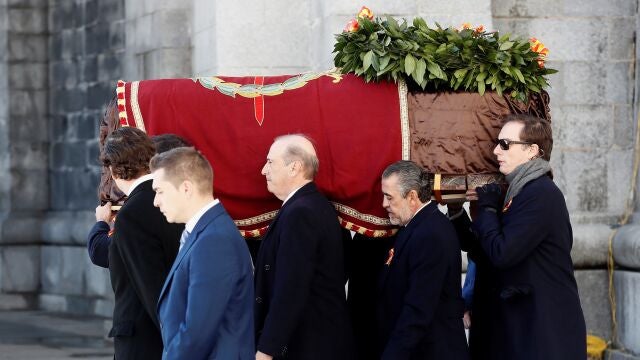 Familiares de Francisco Franco portan el féretro con sus restos mortales tras la exhumación en el Valle de los Caídos el 23 de octubre, antes de su traslado a El Pardo