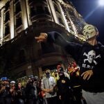 Varios miles de personas, convocadas por los denominados Comités de Defensa de la República (CDR), se concentran ante la Jefatura de la Policía Nacional de la Via Laietana de Barcelona, en medio de un fuerte dispositivo policial, en la que llamaban a devolver las "pelotas" lanzadas en los últimos días por los antidisturbios de este cuerpo contra los manifestantes independentistas. EFE/Alejandro García