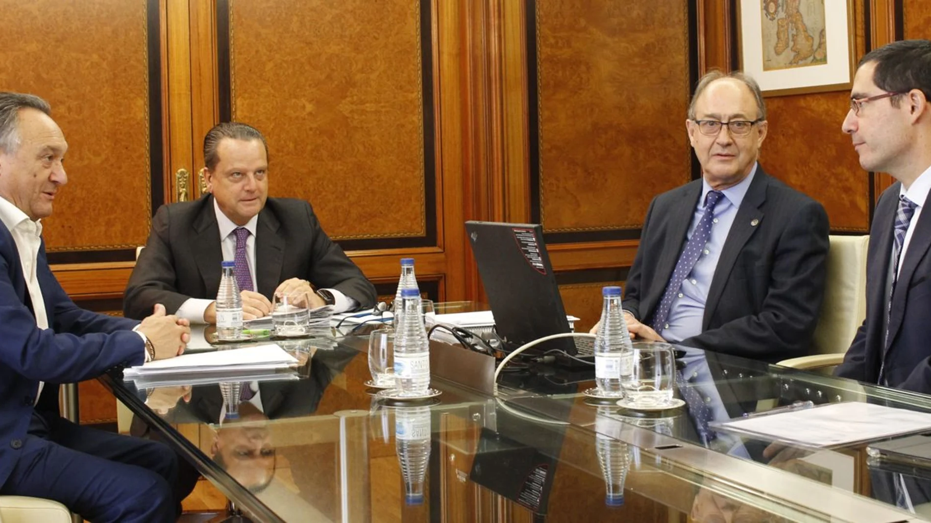 Mario Amilivia preside el Pleno del Consejo de Cuentas junto a miembros de la entidad