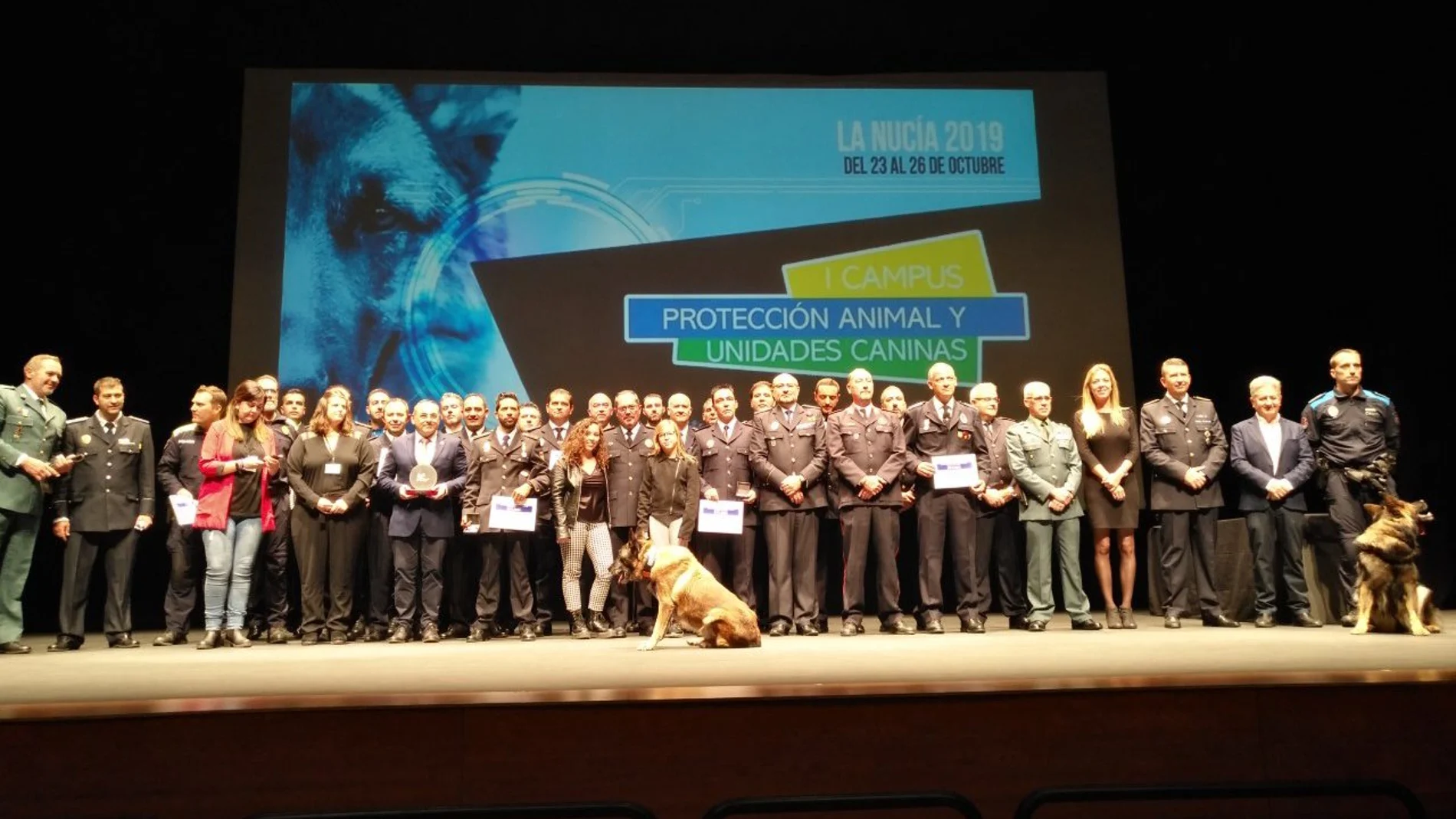 Los galardonados, mandos y autoridades posaron tras finalizar el acto en el Auditorio de La Nucía