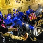 Los CDR volvieron a amenazar el pasado sábado (imagen de abajo) a las Fuerzas y Cuerpos de Seguridad del Estado en Barcelona / Ap