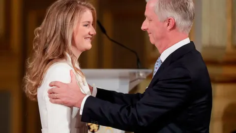 La princesa Elisabeth junto a su padre, el rey Felipe / EFE