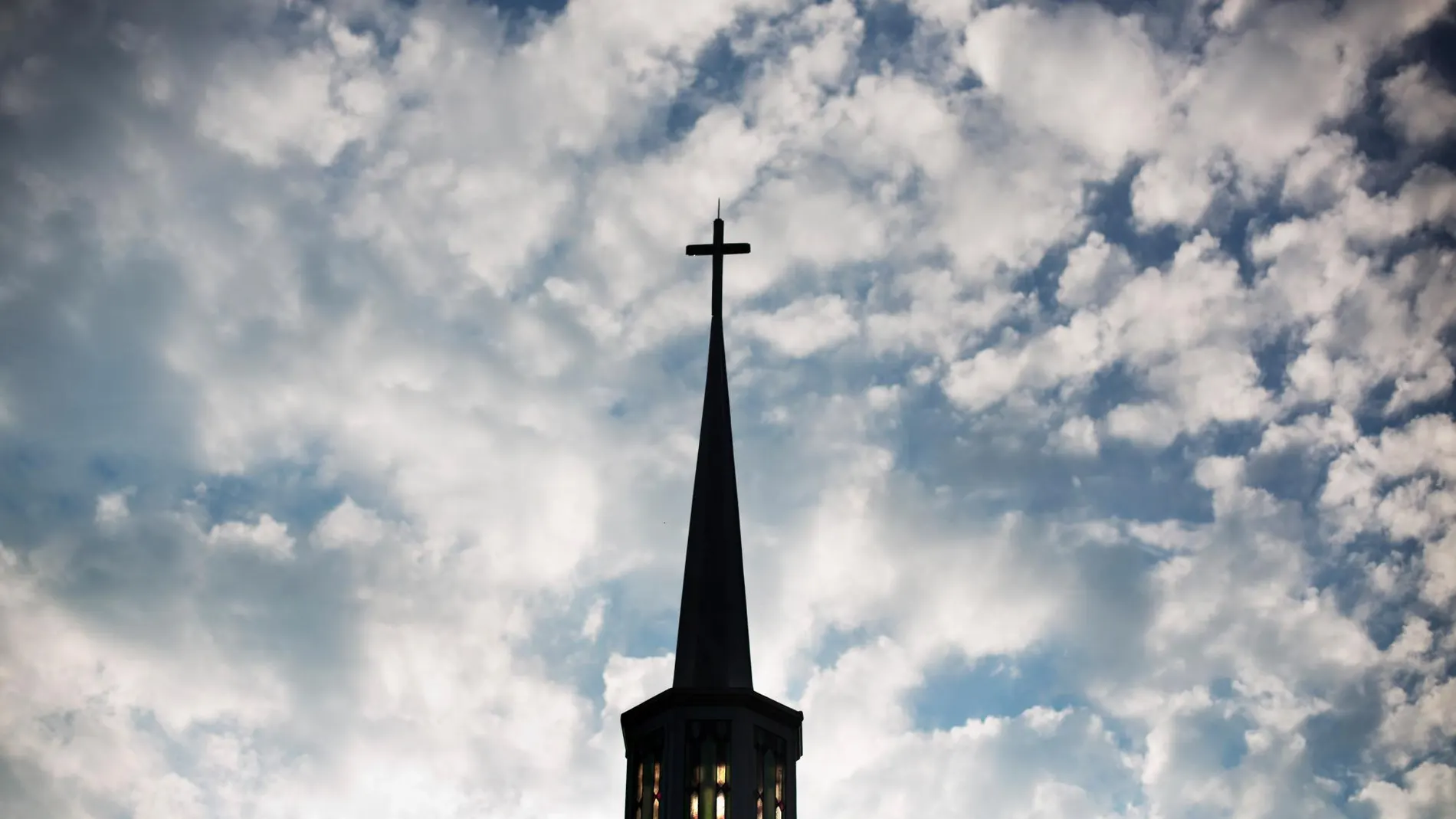 El sol sale tras el campanario de la Iglesia Bautista Maranatha en Plains, Georgia | David Goldman