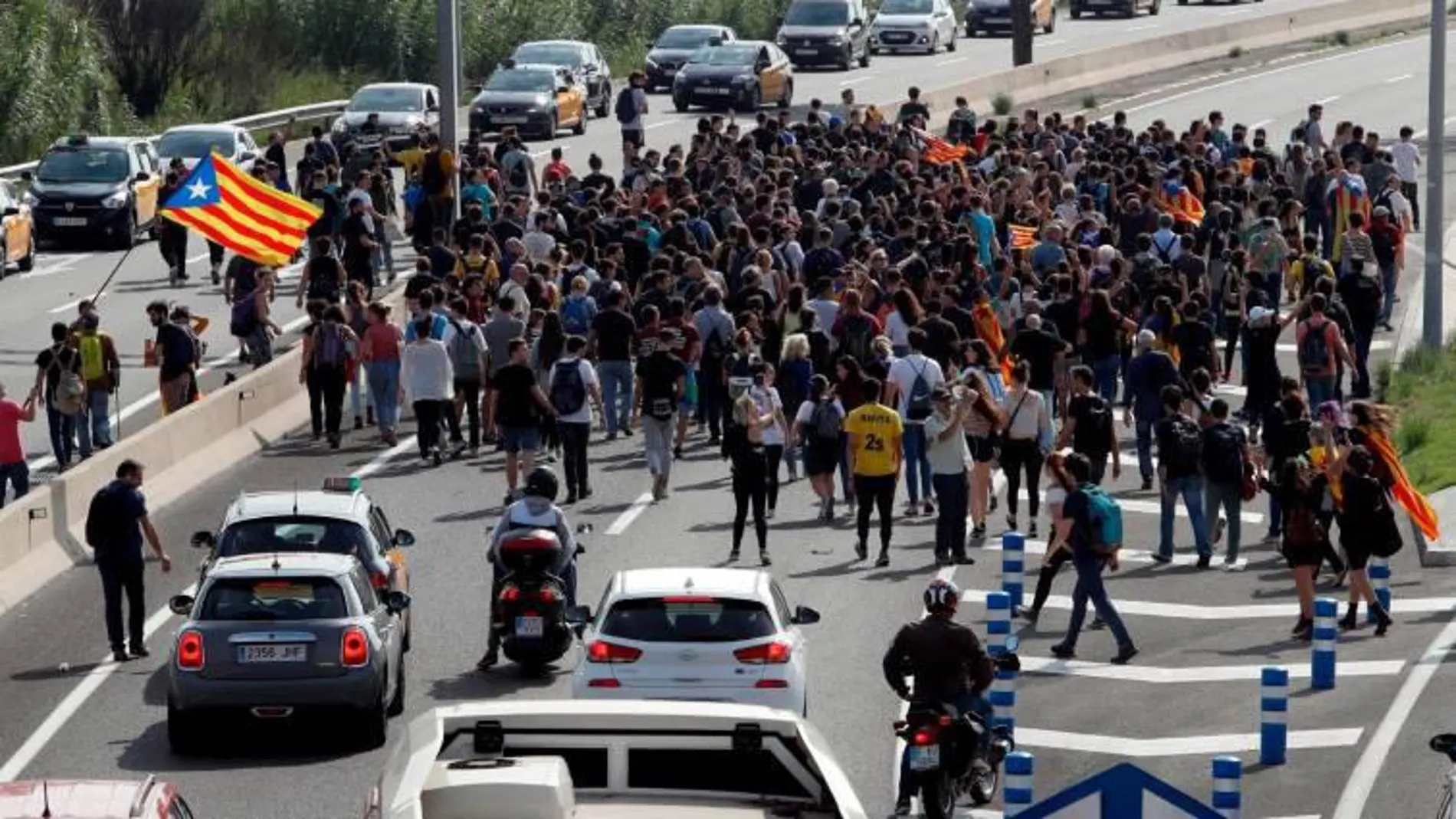 Un grupo de secesionistas bloquea el paso en una carretera de Cataluña
