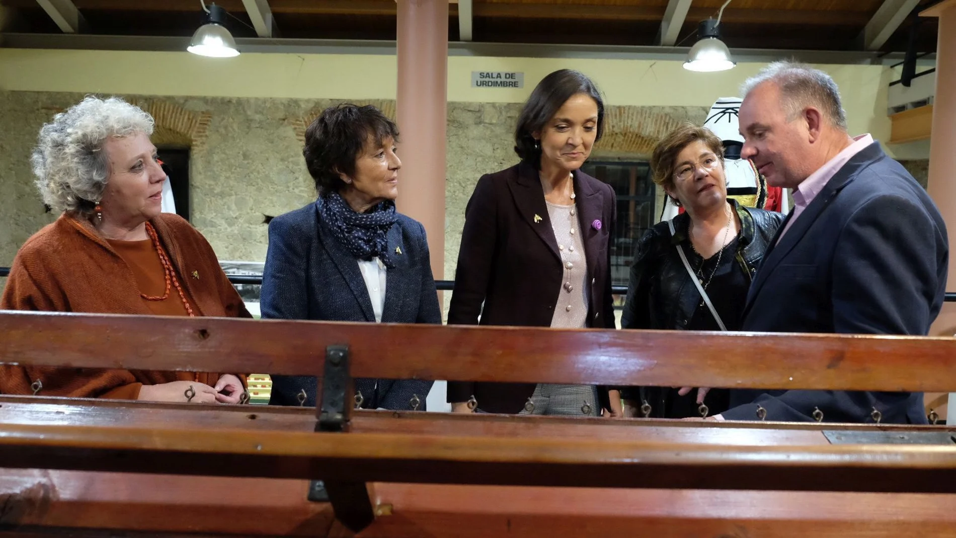 La ministra Reyes Maroto visita el Museo Textil de Béjar junto a la delegada del Gobierno, Mercedes Martín