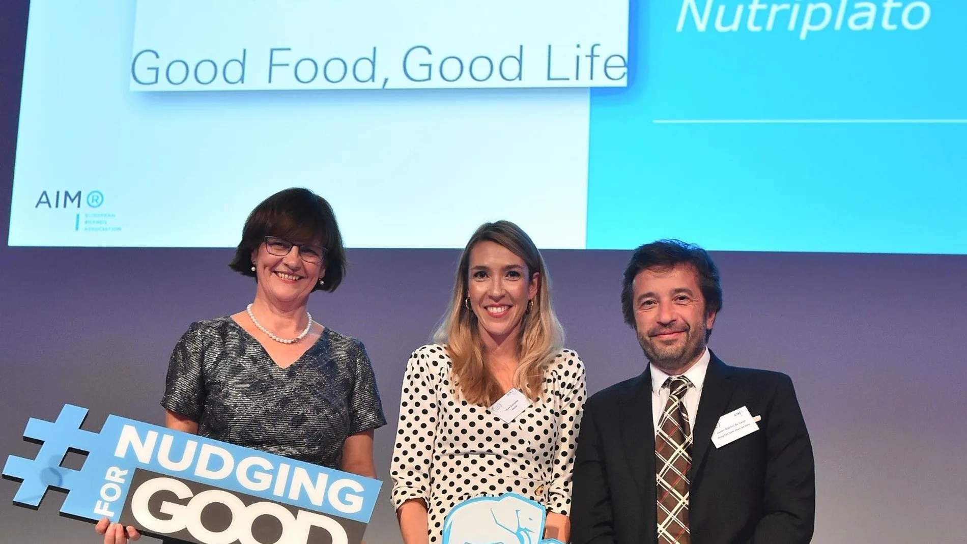 La responsable de Nutrición Nestlé España, Laura González, y el Jefe de Gastroenterología, Hepatología y Nutrición Padiátrica del Hospital Sant Joan de Déu, Javier Martín de Carpi, reciben el premio Nudging for Good 2019 de manos de Monique Goyens