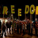 Manifestantes protestan por la sentencia del procés este viernes en el centro de Barcelona / Reuters