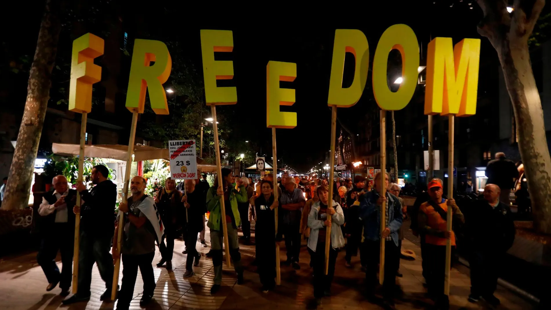 Manifestantes protestan por la sentencia del procés este viernes en el centro de Barcelona / Reuters