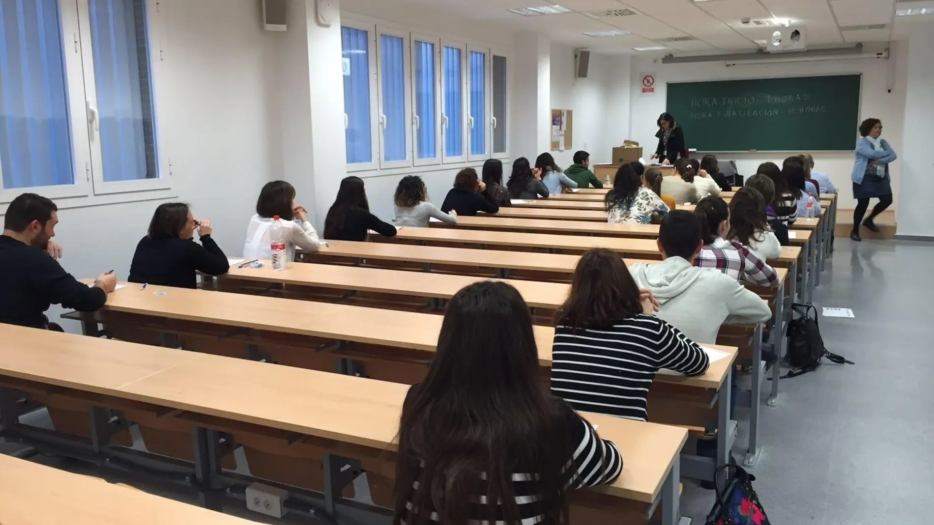 Diferentes personas se preparan para realizar un examen / EP
