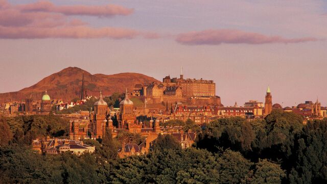 No hay rincón de Edimburgo en el que el perfil de un castillo no se recorte entre la niebla | P. Tomkins
