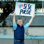 Macri alza el cartel de «Sí se puede», el lema de la campaña de la coalición que lidera, Juntos por el Cambio, frente al peronismo
