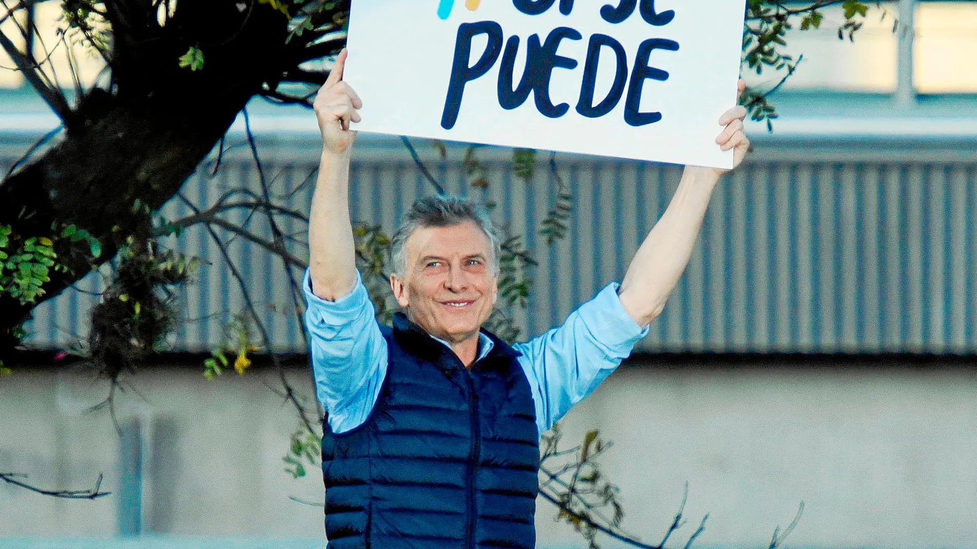 Macri alza el cartel de «Sí se puede», el lema de la campaña de la coalición que lidera, Juntos por el Cambio, frente al peronismo