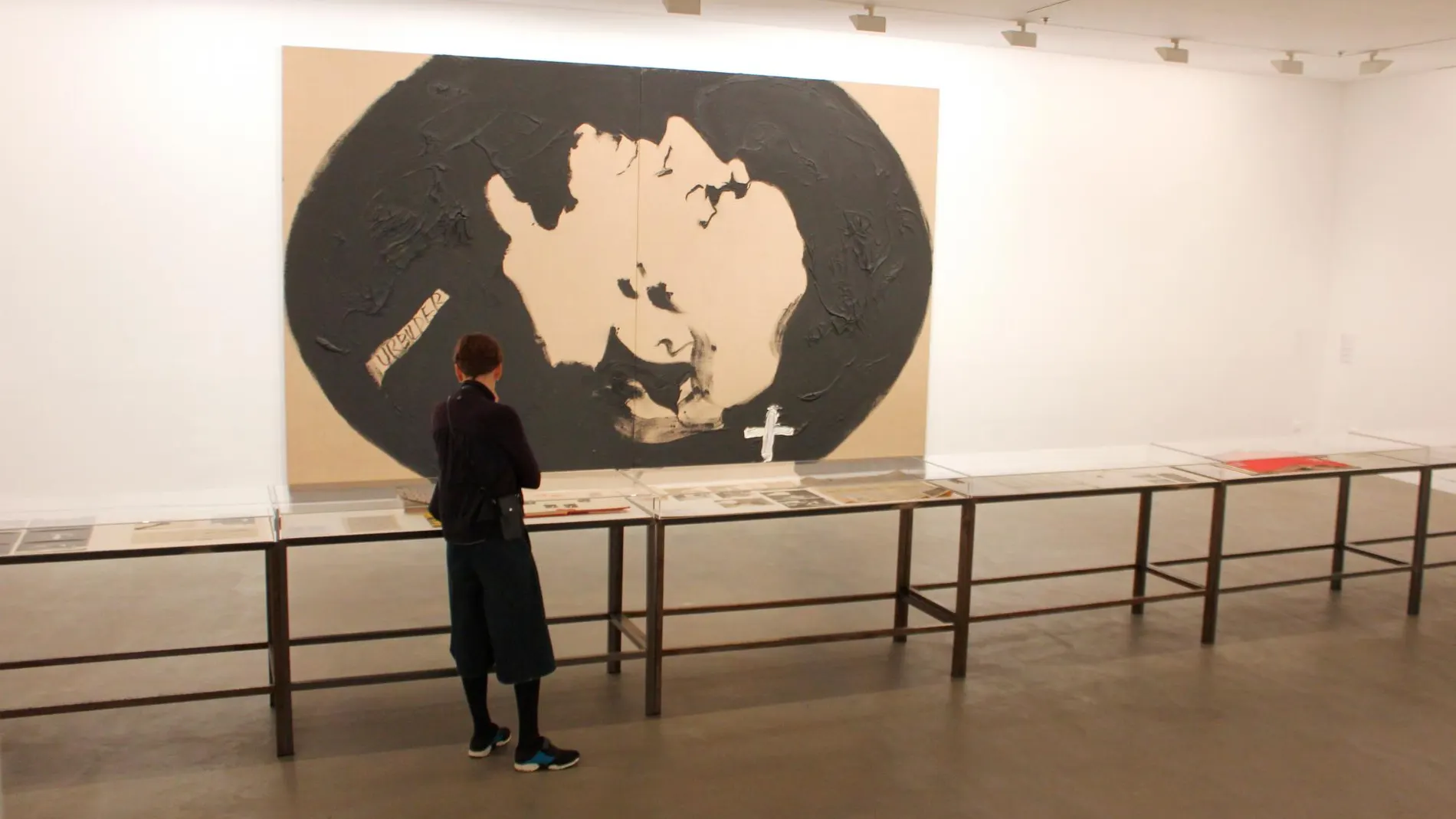Una pintura de Antoni Tàpies dedicada al músico Richard Wagner, una de las piezas más importantes de la exposición que puede verse hasta el 19 de abril