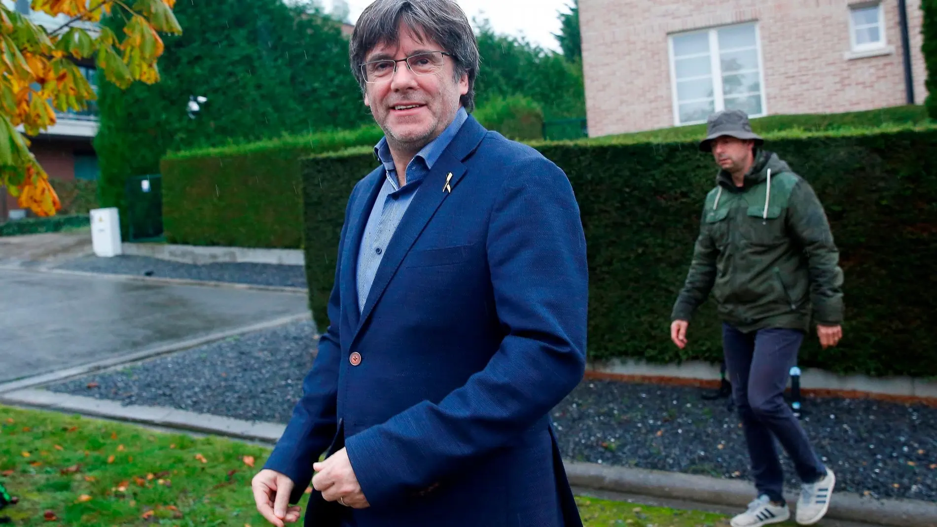 Carles Puigdemont ante su residencia en la localidad belga de Waterloo/Efe