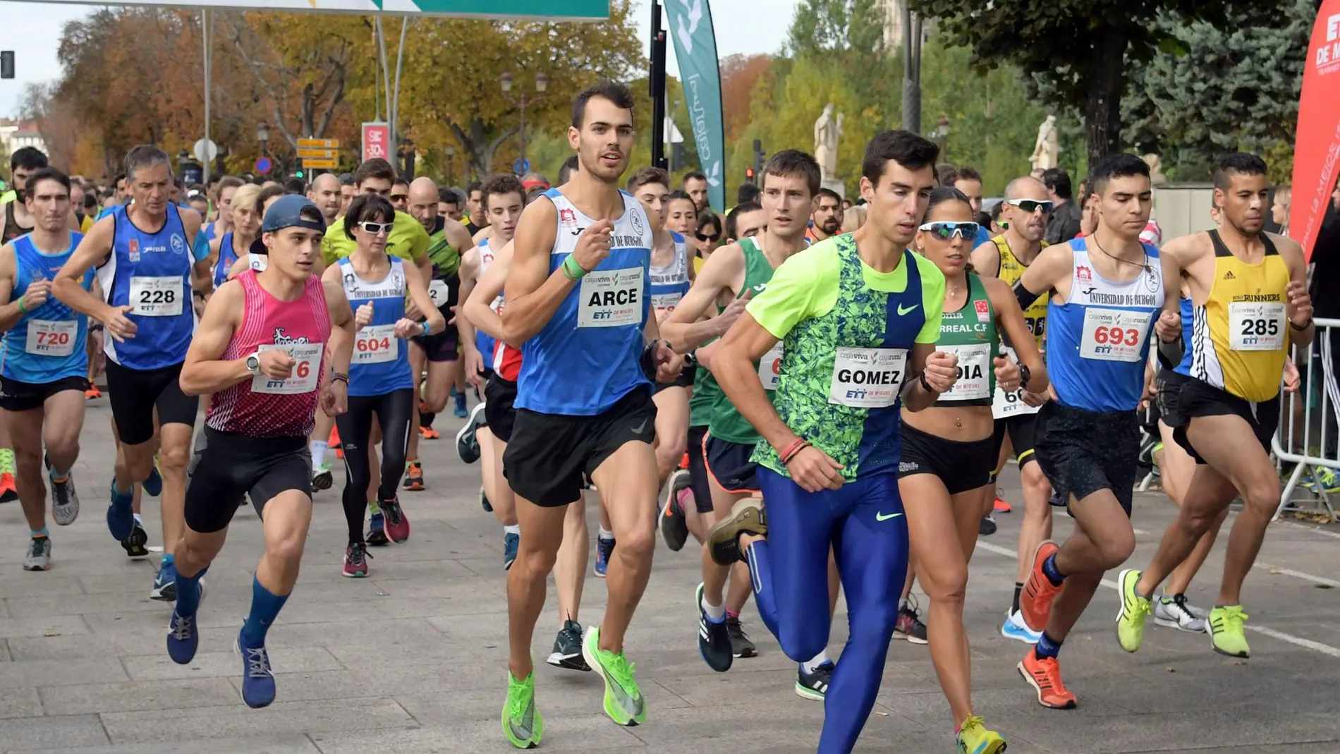 Dani Arce, en el centro de azul y pantalón corto negro, dominó con claridad la prueba masculina