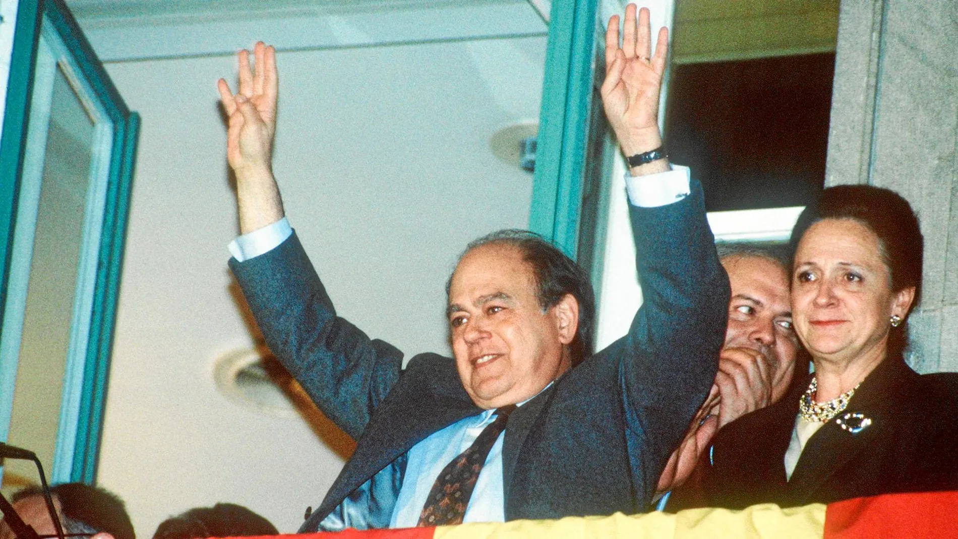 Jordi Pujol junto a su mujer Marta Ferrusola, en el balcón de la Generalitat en el  en el año 1992, tras revalidar su mayoría absoluta en las elecciones autonómicas / Efe