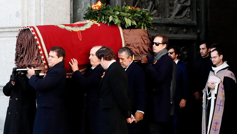 El nieto de Francisco Franco, Luis Alfonso de Borbón (i) lidera la comitiva familiar con los restos del dictador tras su exhumación