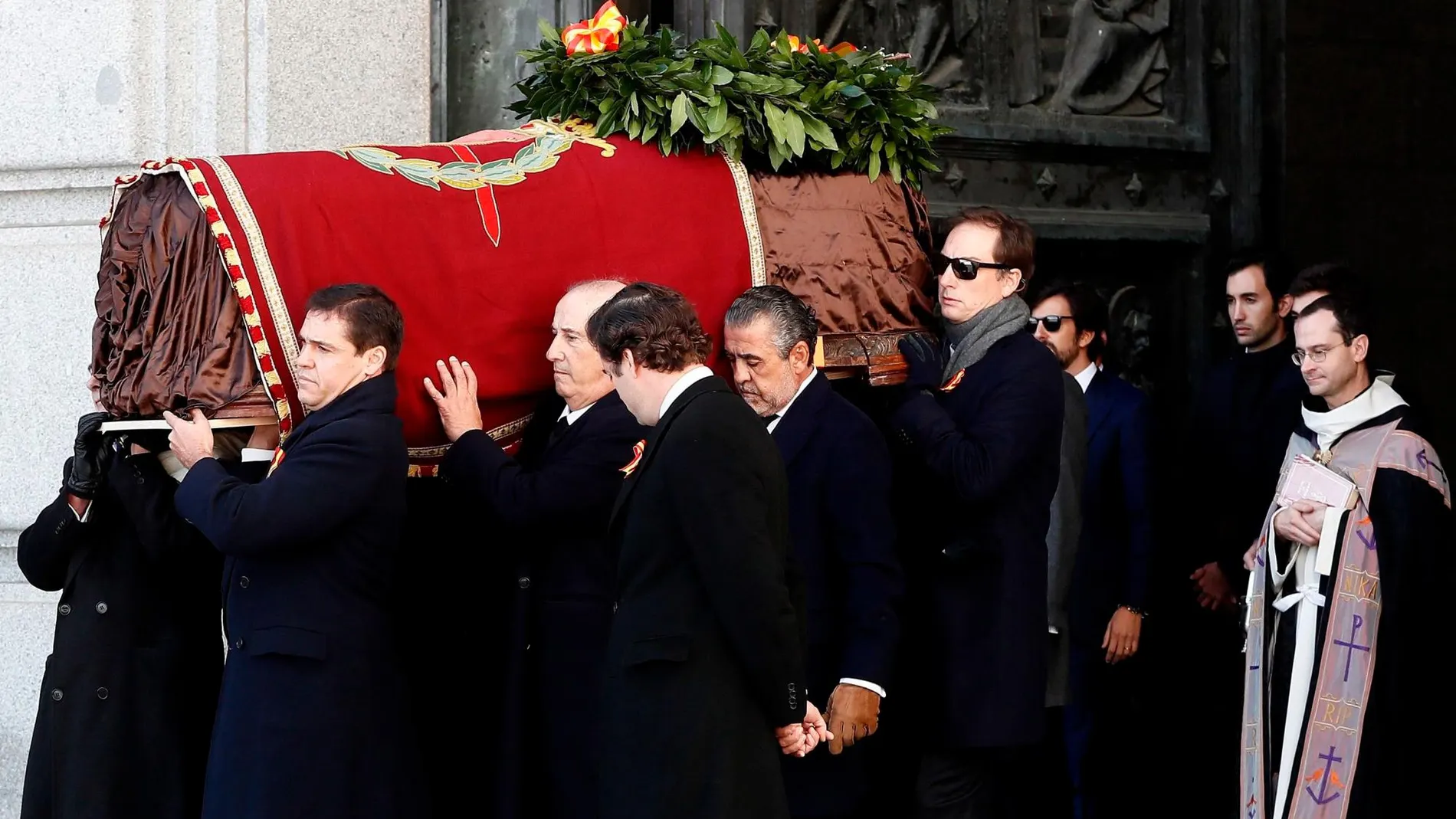 El nieto de Francisco Franco, Luis Alfonso de Borbón (i) lidera la comitiva familiar con los restos del dictador tras su exhumación