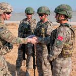 Patrulla conjunta de soldados turcos y estadounidenses en la zona de exclusión del norte de Siria