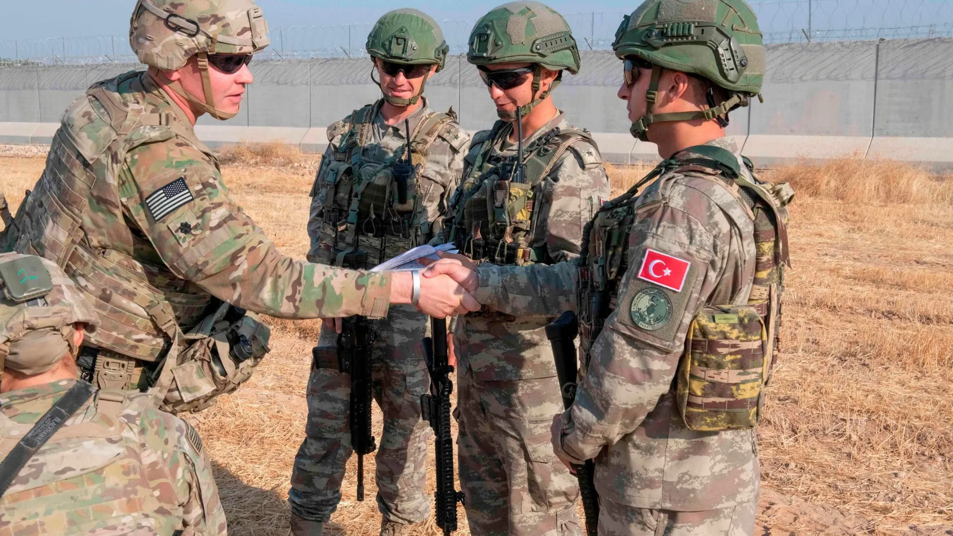 Patrulla conjunta de soldados turcos y estadounidenses en la zona de exclusión del norte de Siria
