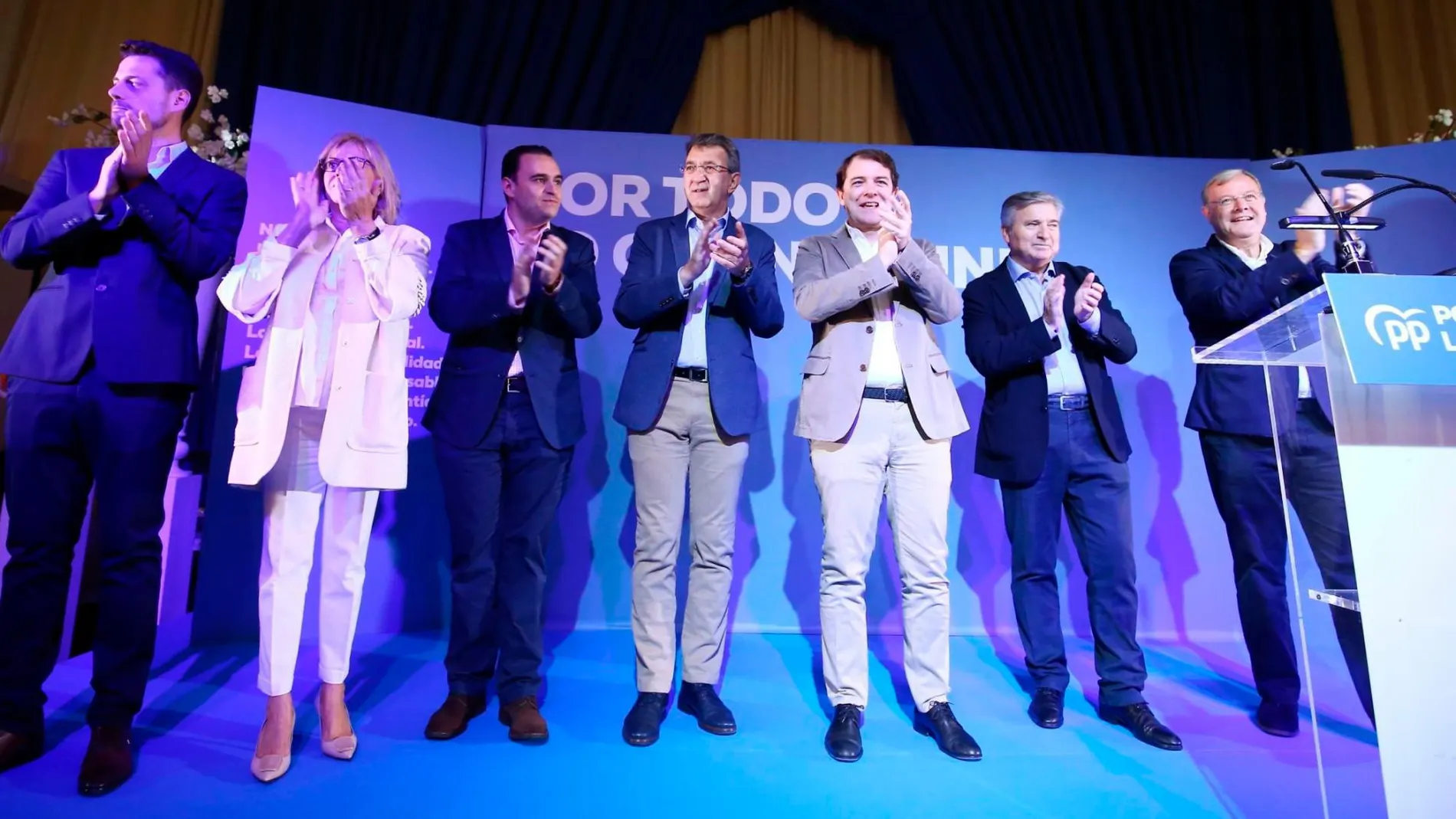 Fernández Mañueco aplaude a los presentes tras intervenir en el acto, en compañía de Antonio Silván, Raúl Valcarce o Martínez Majo, entre otros