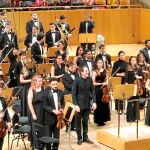 La orquesta saluda al final del espectáculo del Auditorio Nacional
