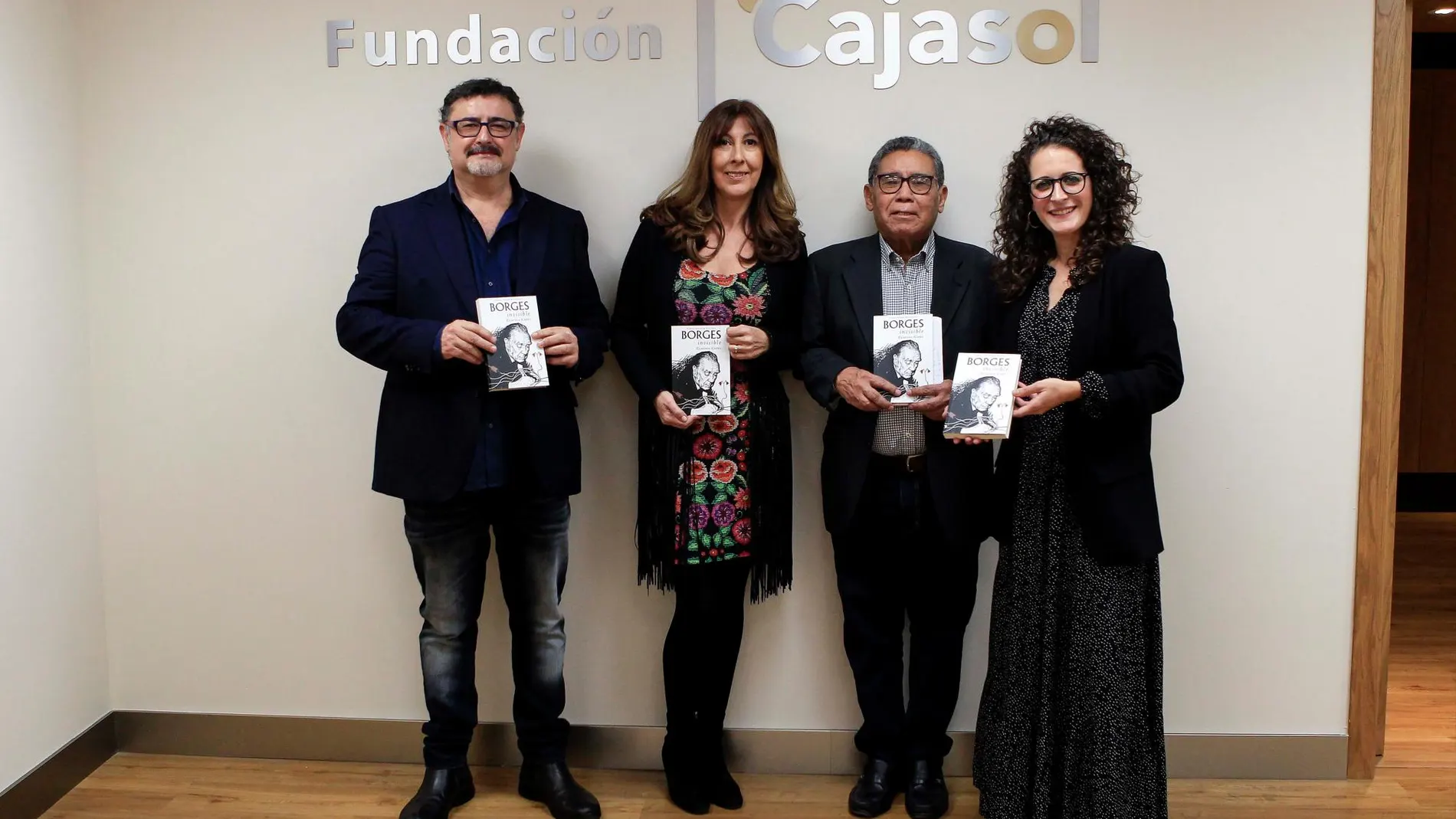 La escritora Claudia Capel en la firma de libros durante la presentación de su nueva obra / Foto: Manuel Olmedo