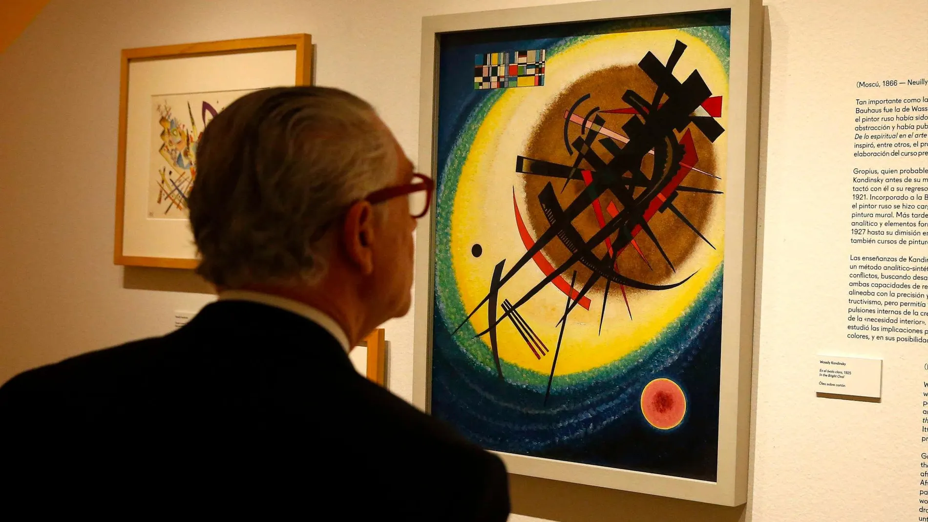 Un visitante observa la obra “En el óvalo claro” (1925) de Wassily Kandinsky, durante la inauguración de la exposición / Efe